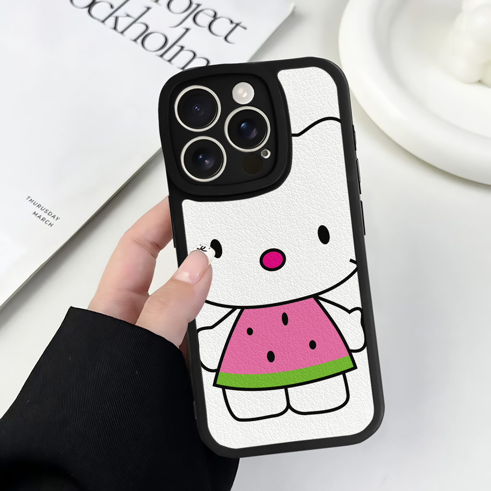 （画像用） Hello Kitty ハローキティ 【iPhone 16シリーズ対応】シリコンスマホケース（レザー調） 材質：シリコン